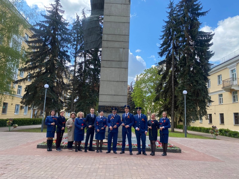 Работники Воскресенской городской прокуратуры возложили цветы к мемориалу "Вечный огонь"