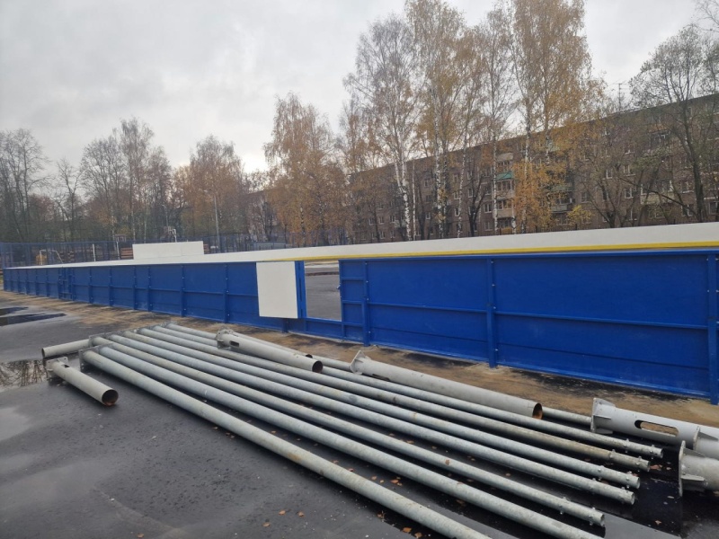 В Воскресенске завершается строительство новой хоккейной коробки в микрорайоне Лопатинский