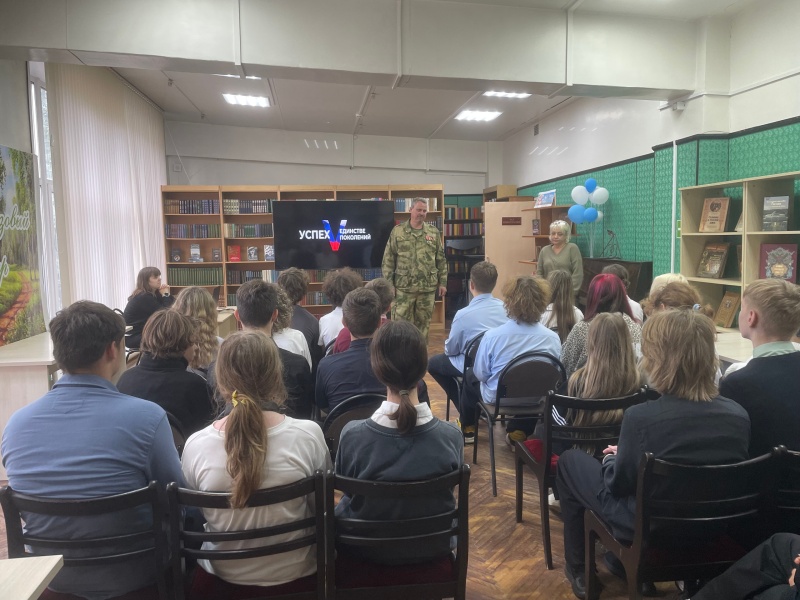 В библиотеке округа прошел исторический час, посвященный Дню воссоединения ДНР, ЛНР, Херсонской и Запорожской областей с Российской Федерацией