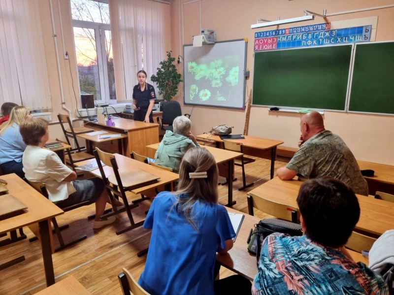 Полицейские в Воскресенске приняли участие в родительском собрании