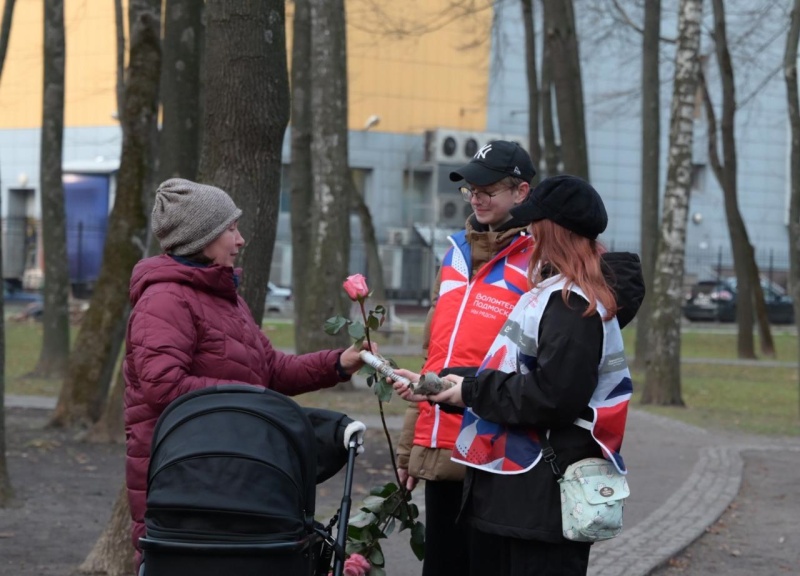 В парке Воскресенска женщин поздравили с Днём матери 