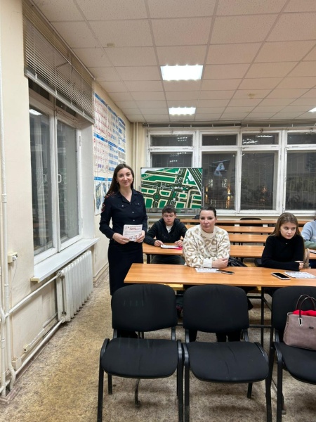 Инспектор по пропаганде безопасности дорожного движения провела беседу с курсантами местной автошколы