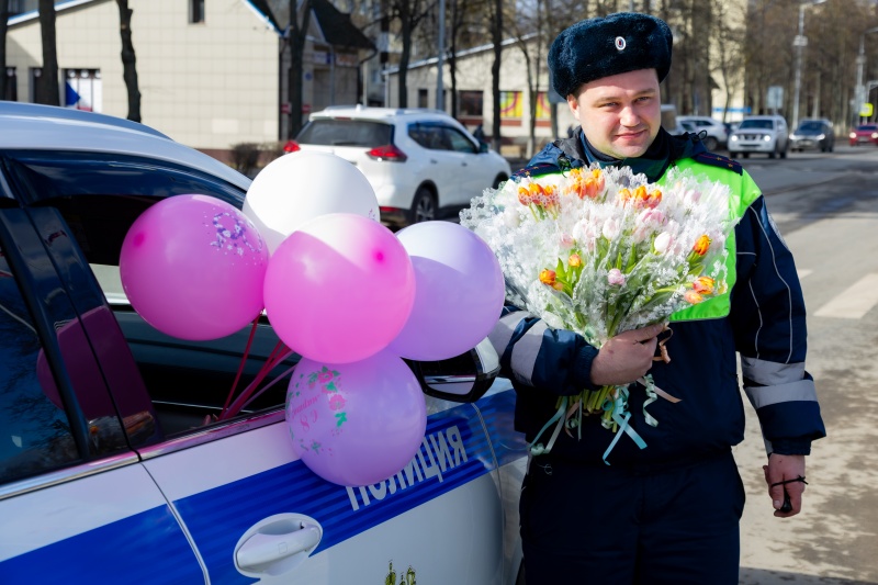 Сотрудники Госавтоинспекции в Воскресенске присоединились к акции «Цветы для автоледи»