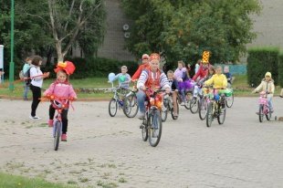 В Белоозёрском состоялся первый костюмированный велопарад