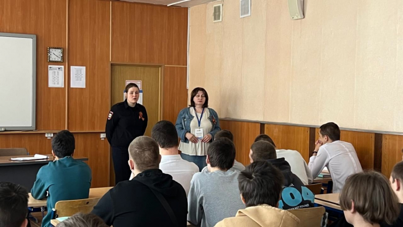 Полицейский в Воскресенске провела беседу со студентами местного колледжа