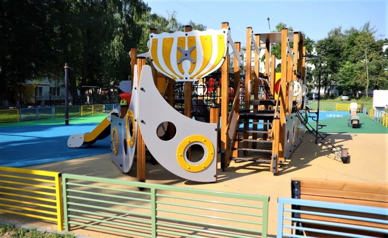 Продолжаются работы над созданием комфортной городской среды для юных воскресенцев