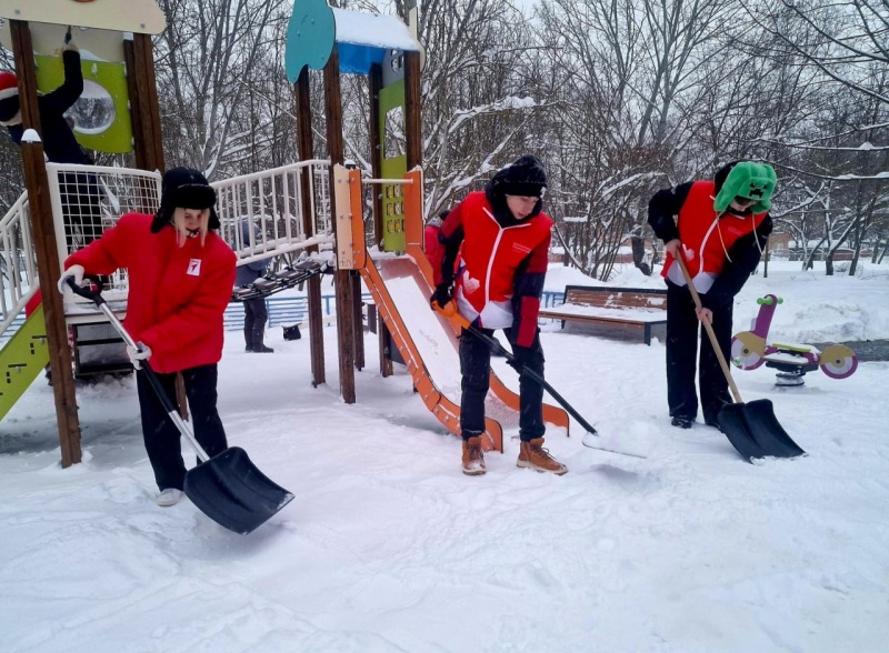 Волонтёры в Воскресенске помогают в уборке снега 