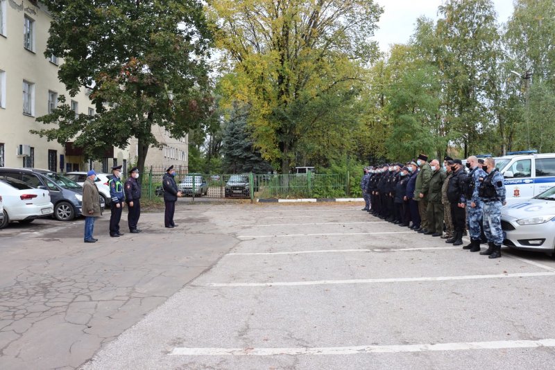 Полицейские совместно с членом Общественного совета в Воскресенске провели инструктаж нарядов комплексных сил