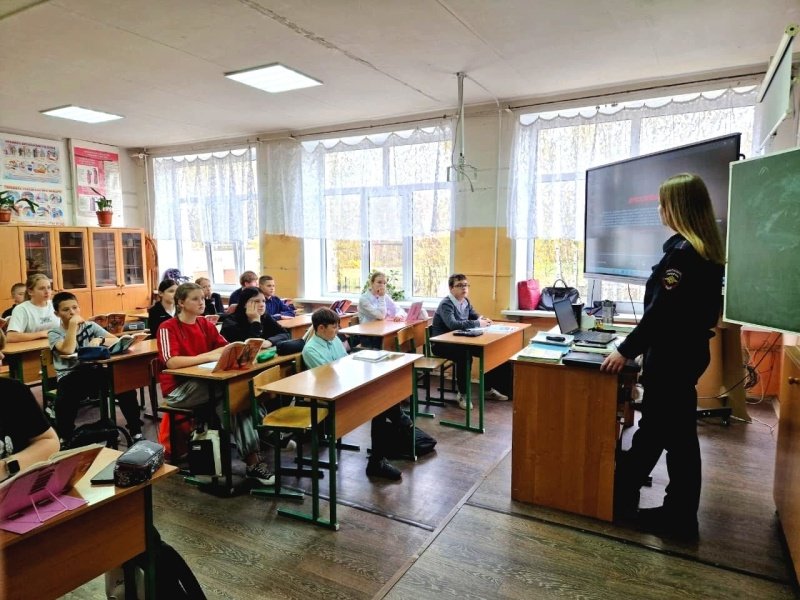 Полицейский в Воскресенске провела профилактические беседы с учащимися местной школы