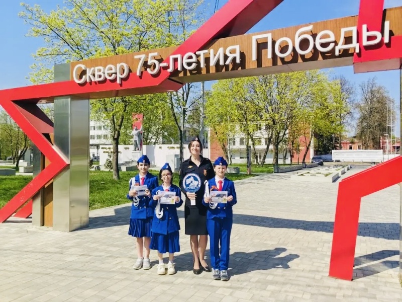 В Воскресенске сотрудники Госавтоинспекции и отряд юных инспекторов движения «Перекресток» присоединились к Всероссийской акции «Георгиевская ленточка»