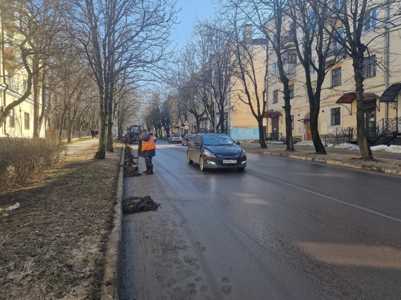В Воскресенске на улице Победы очистили «прибордюрку» после зимы