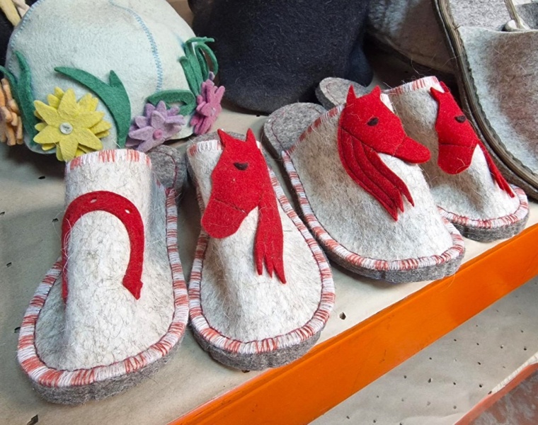 На фетровой фабрике в Воскресенске к Новому году выпустили тапочки с символом наступающего года