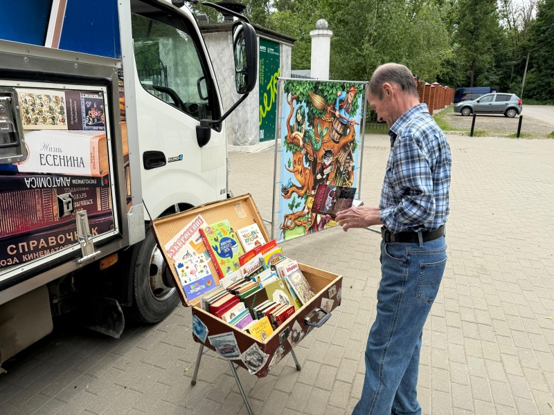 «Аллея читающих людей» вновь открыла свои двери для посетителей парков Воскресенска.