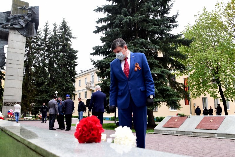 Глава округа Артур Болотников возложил цветы к мемориалу «Вечный огонь»
