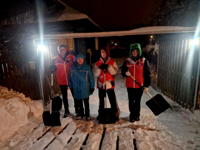 Волонтёры расчистили снег у дома пенсионерки в селе Конобеево городского округа Воскресенск 