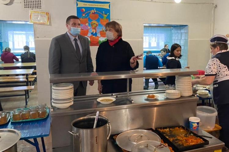 Евгений Аксаков проверил качество горячего питания в школах Воскресенска