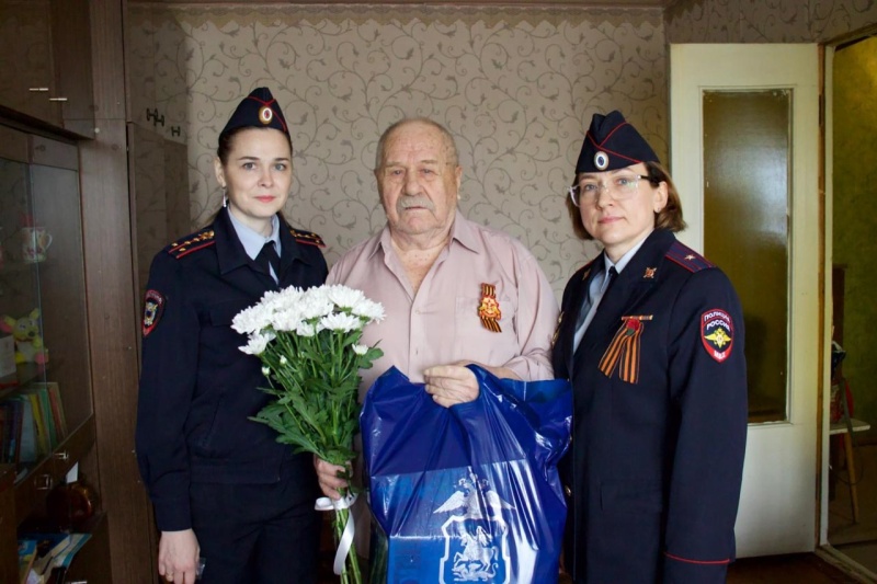 Полицейские в Воскресенске навестили ветерана органов внутренних дел и поздравили с 80-й годовщиной Дня Победы в Великой Отечественной войне