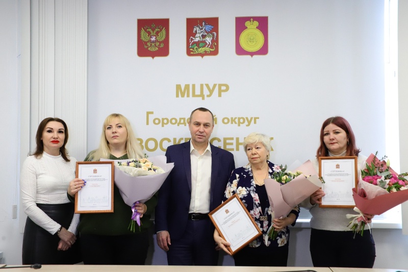 Глава городского округа Воскресенск вручил сертификаты на субсидию по госпрограмме переселения из аварийного жилья