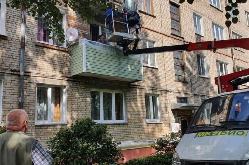 Партийцы помогли пенсионеру отремонтировать балкон