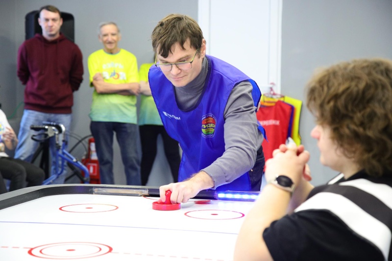 В воскресенском спортивном клубе инвалидов «Лидер» прошли соревнования по аэрохоккею