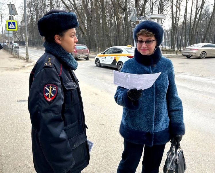 Сотрудница УМВД России по г.о. Воскресенск провела акцию «Осторожно - мошенники!»