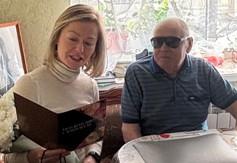 В Воскресенске поздравили ветерана труда 