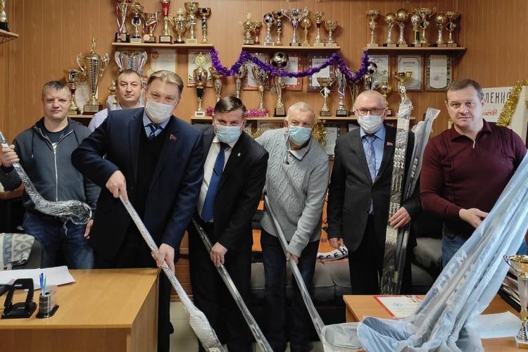 Партийцы передали клюшки хоккеистам СК "Горняк"