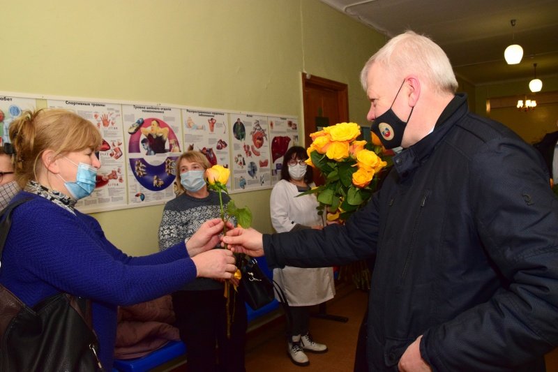 Воскресенские партийцы вручили женщинам цветы к 8 Марта