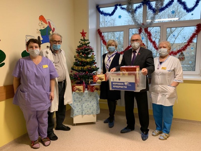 Партийцы передали маленьким пациентам Воскресенской первой больницы сладкие подарки