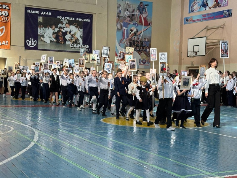 В школе Воскресенска прошла торжественная линейка, посвященная 80 - летию Великой Победы