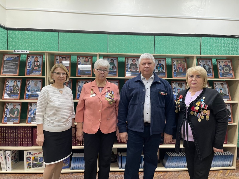 В Белоозерской городской библиотеке отрылась фотовыставка «Семья героя», посвящённая Героям локальных войн и Специальной Военной операции