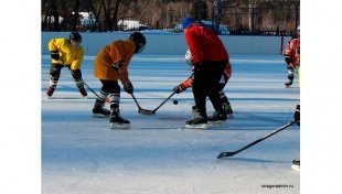 Школьные команды продолжают соревнования на льду