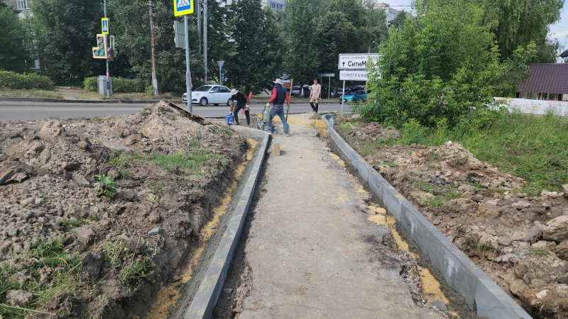 Работы по замене бордюра на улице Кагана в Воскресенске выполнены на 90%