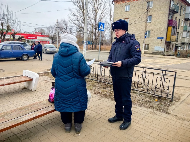 Участковый уполномоченный полиции в Воскресенске провел беседы с жителями по профилактике дистанционных мошенничеств