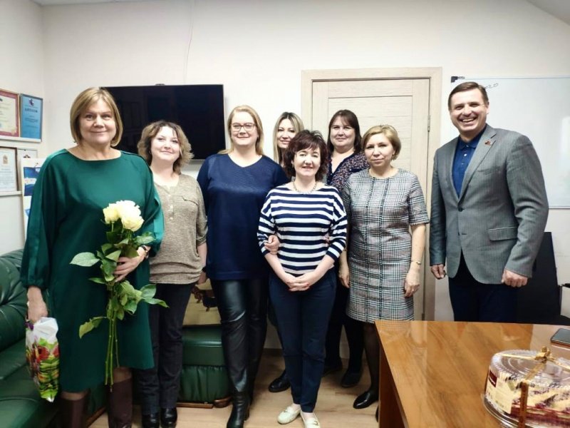 Евгений Аксаков поздравил с Международным женским днем коллектив женщин воскресенского телевидения