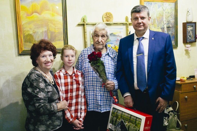 Артур Болотников поздравил с 90-летием труженика тыла