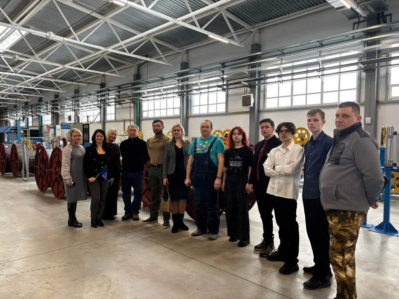 В Воскресенске для участников СВО и студентов провели экскурсию на завод «Белтелекабель»