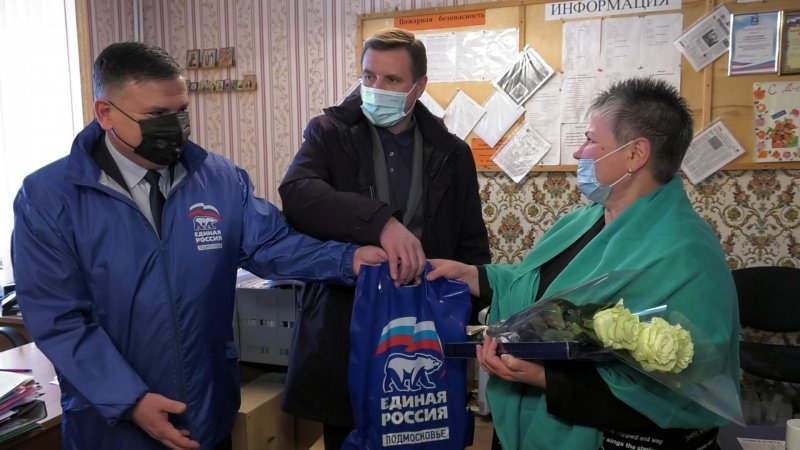 Представители местного отделения партии «Единая Россия» поздравили работников жилищно-коммунальной сферы