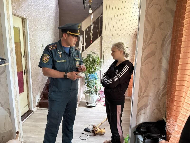 Сотрудники МЧС устанавливают пожарные извещатели в Воскресенске