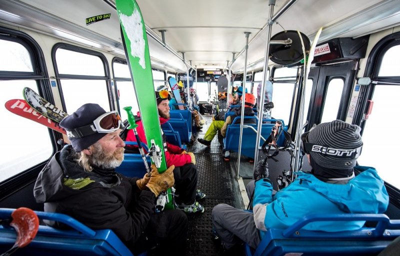 Мострансавто напоминает любителям активного отдыха о правилах перевозки в автобусах зимнего спортивного инвентаря