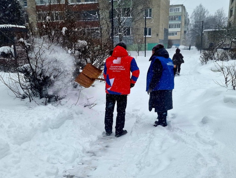 Волонтеры присоединились к уборке снега в городском округе Воскресенск 