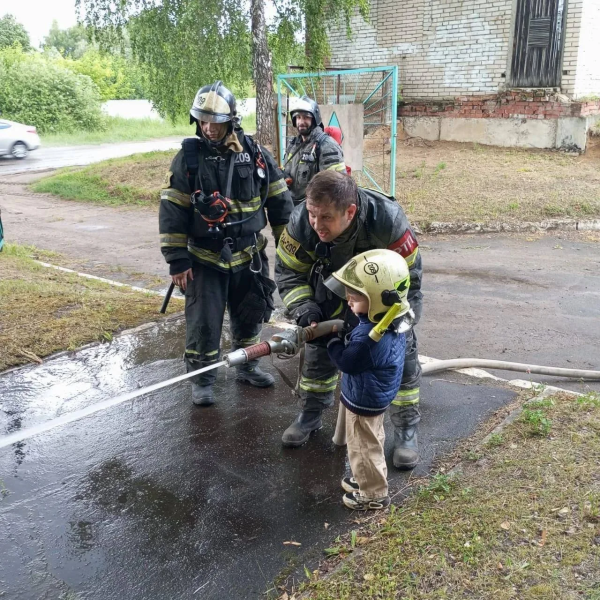 Огнеборцы ГКУ МО «Мособлпожспас» провели экскурсию для воспитанников детского сада в Воскресенске