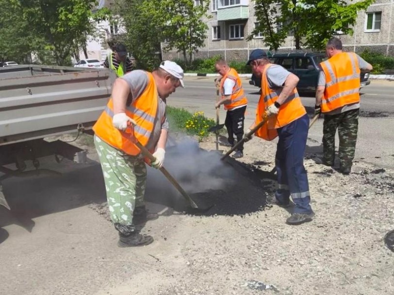 В Воскресенске выполняют ямочный ремонт