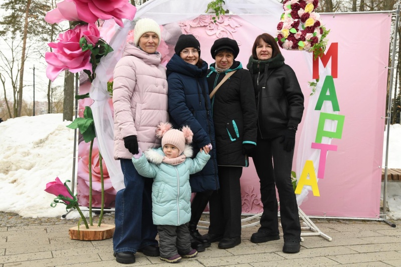 В парке Воскресенска торжественно отметили Международный женский день