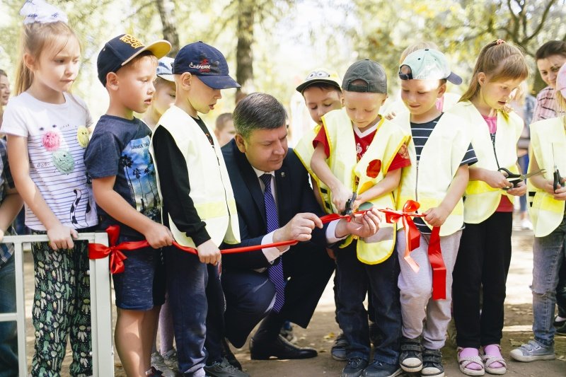 Артур Болотников принял участие в открытии новой детской площадки