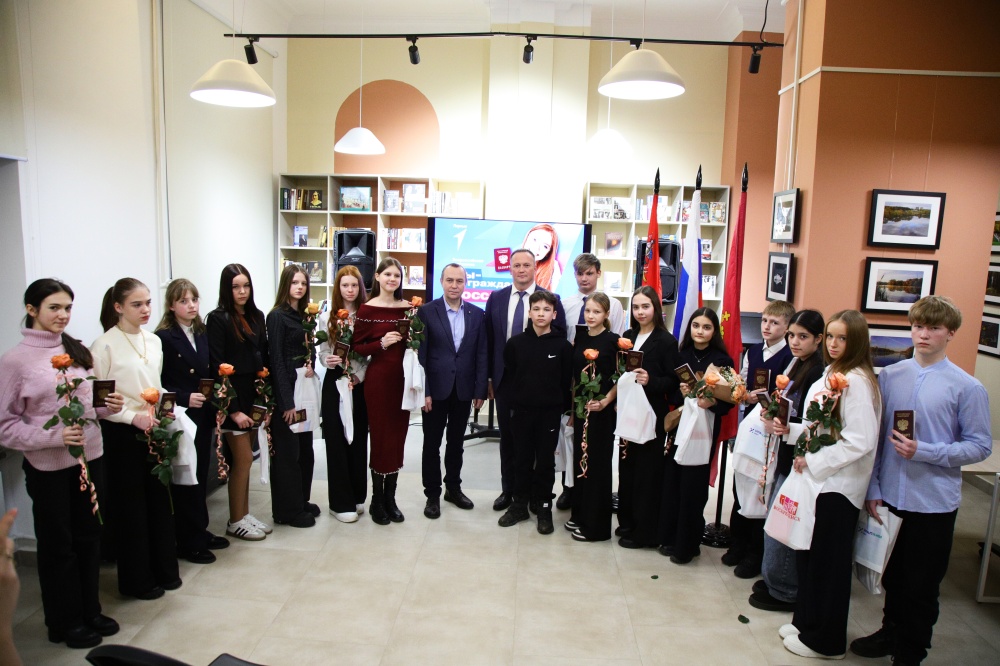 Вручение паспортов юным воскресенцам