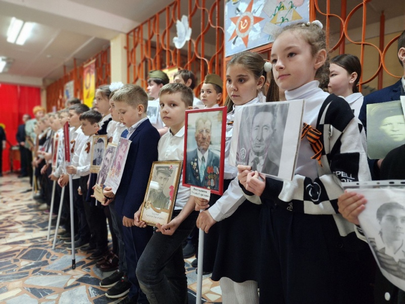 В воскресенской школе почтили память сражавшихся в Великой Отечественной войне родственников