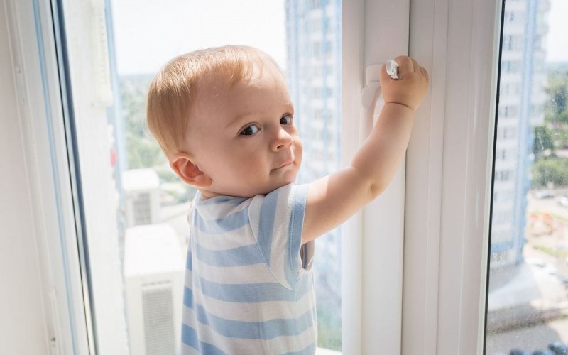 Как защитить ребёнка от падения из окна?