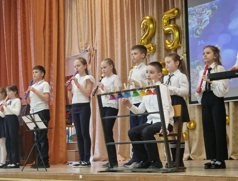 Для любимых учителей, мам и бабушек: в гимназии №1 Воскресенска прошёл праздничный концерт к 8 Марта