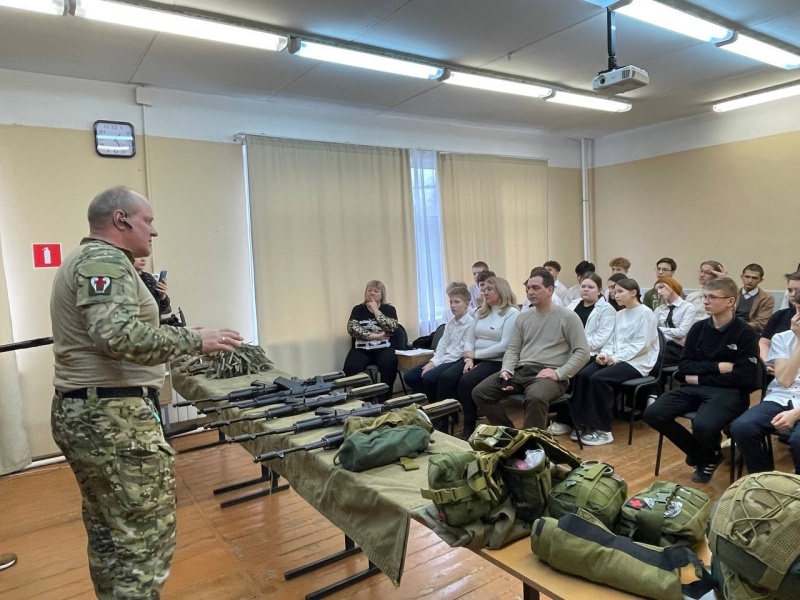 Единороссы Воскресенска организовали урок мужества в школе имени Героя России лётчика-испытателя Сергея Рыбникова 